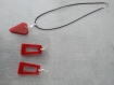 Parure de bijoux en époxy: collier rouge en forme de cœur avec paillette bleu et boucles d'oreilles