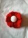 Broche fleur rouge avec un bouton blanc