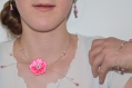 Parure bijoux en perle de verre fuchsias et blanche avec fleur satin fuchsia 