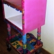 Table de chevet / étagère, colorée et kitsch.