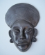 Masque africain en céramique, émaillé en gris 