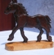 Sculpture de cheval en bois. frison noir.