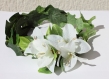 Serre-tête floral composé de fleurs blanches de feuilles en tissu et de perles 
