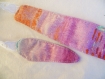 Marque-page romantique en tissu multicolore (dominante mauve/bleu) et lien en broderie anglaise 