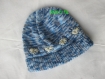 Bonnet en laine chinée bleue, grise et blanche orné de fleurs blanches 