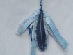 Porte-clef ou bijou de sac en rubans bleus avec une plume en jean et un pompon bleu et blanc