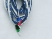 Porte-clef ou bijou de sac en lacet coton recyclé bleu et blanc et perles rouges, bleues et vertes