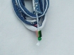 Porte-clef ou bijou de sac en lacet coton recyclé bleu et blanc et perles rouges, bleues et vertes