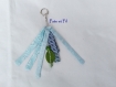 Porte-clef ou bijou de sac en rubans bleus et bidule-coccinelle verte