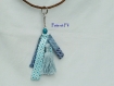 Porte-clef ou bijou de sac en rubans bleus et pompon bleu clair avec perle bleue