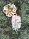 Broche textile fleur dentelle et plume légère