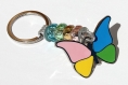 Porte-clés argenté avec un papillon stylisé et quatre rondelles de verre à facettes en couleur 