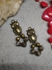 Lot breloques en bronze et perles de verre 
