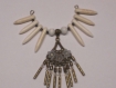 Grand connecteur avec longues perles ivoire en howlite naturel, son joli breloques en métal et perles de cristal 