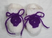 Chaussons bébé têtes de mort en laine layette blanc et violet fait main taille 0-3 mois