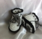 Chaussons bottines (style fleurs africaines)pour bébé ,grande poupée  au crochet  acrylique. semelles  10cm.