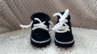 Chaussons baskets à lacets en laine bébé 0-3 mois - couleur noire - tricot fait main - cadeau naissance
