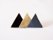Broche 3 triangles de cuir noir vernis, doré et gris bleuté 