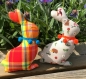 Duo de lapins calins, pompons colorés et motifs 