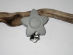 Pince clip attache tétine silicone fleur grise