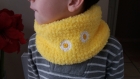 Snood /tour de cou jaune tricote en laine decore de marguerite en crochet