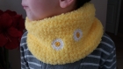 Snood /tour de cou jaune tricote en laine decore de marguerite en crochet