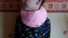 Snood /tour de cou rose  tricote en laine decore de boutons papillons assorties