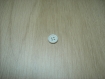 Cinq boutons en plastique blanc avec rebord   24-109