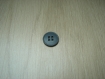 Deux boutons gris avec rebord   22-83
