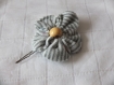 Fleur tissu gris et blanc 7cm avec épingle à chignon et perle en bois clair