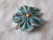 Barrette fleur en tissu bleu rayé de 7cm avec une pince clip et perle en bois clair