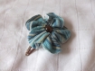 Barrette fleur en tissu bleu de 5cm avec une pince clip et perle en bois foncé