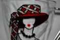 Tasse à thé, à café en verre peint femme au chapeau rouge à croisillons sur commande