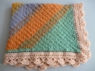 Couverture bébé au crochet coloris multicolore