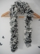 Echarpe tricotée avec laine rico design loopy pompon, noir, gris et blanc 