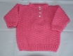 Pull bébé rose à motifs tricoté main taille 12 mois