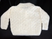 Petit pull polo blanc à motifs bébé tricoté main taille 9 mois