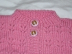 Gilet bébé à motifs rose tricoté main taille 12/18 mois