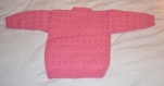 Gilet bébé à motifs rose tricoté main taille 12/18 mois
