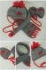Ensemble écharpe, moufles et bonnet bébé gris et rouge en laine acrylique taille 6/12 mois - tricot