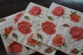 Très jolie serviette en papier boutons de roses rouges amour amore
