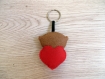 Porte clé loutre dans un coeur rouge brodé 