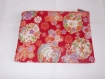 Pochette en tissu japonais avec fermeture éclair fond rouge et fleurs