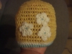 Bonnet bébé jaune avec fleurs au crochet recousues , fait main , pur coton peigné.