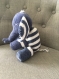 Doudou éléphant bleu et blanc réalisé au crochet