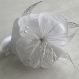 Grande barrette fleur blanche en tissu, tulle, plumes et perles