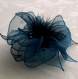 Broche fleur en organza bleu et noir, plumes et perles