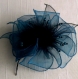 Broche fleur en organza bleu et noir, plumes et perles