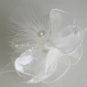 Petite barrette fleur en dentelle, organza, plumes et perles