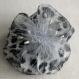 Barrette fleur en tissu imprimé & plumes et perles